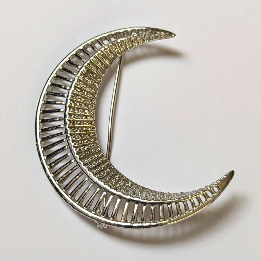 Vintage Sarah Coventry Silver Tone Textured Open Crescent Moon Brooch